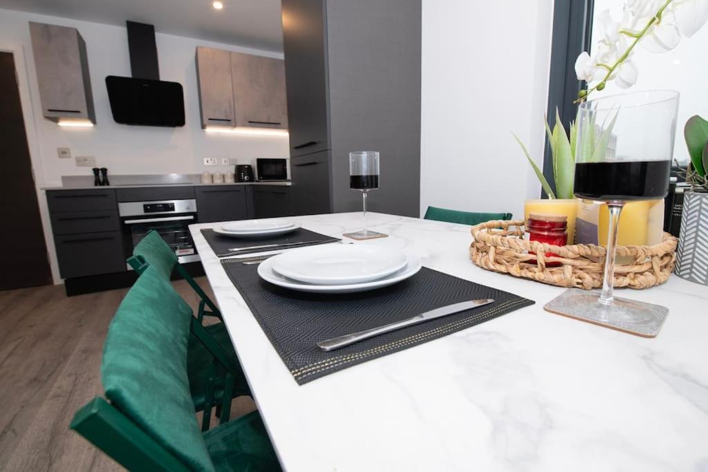 Апартаменты Deluxe 2 Bed York Flat With Gym Sleeps 6 Экстерьер фото